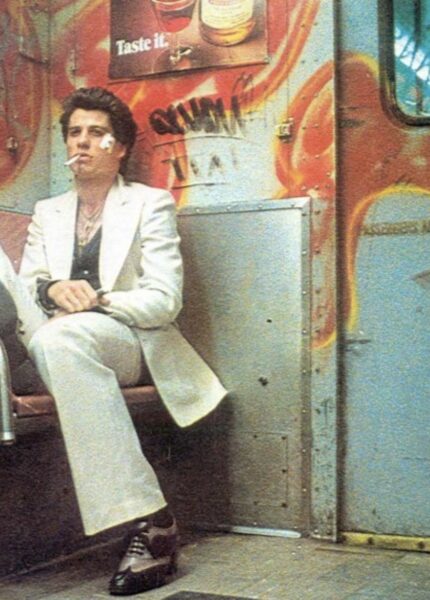 Tony (John Travolta) dans le métro